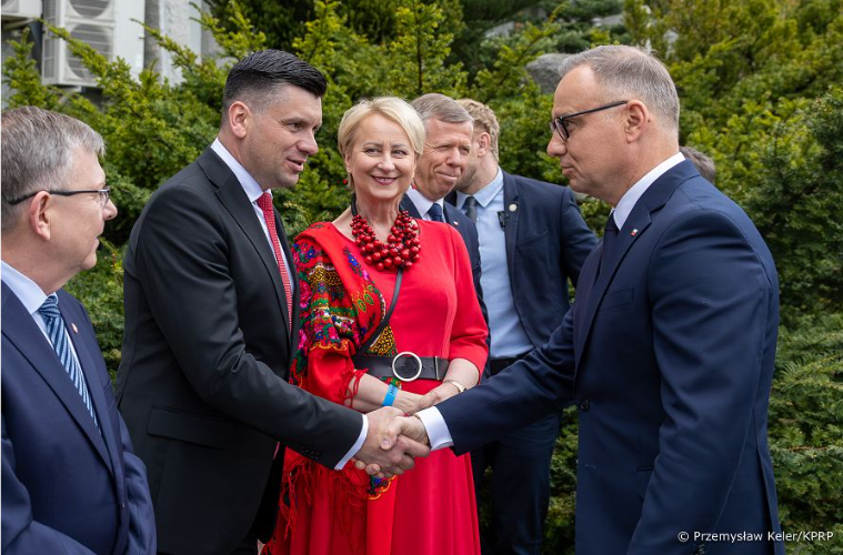 Moc koloru w modzie dyplomatycznej. Jak i kiedy nosić intensywne barwy z klasą?