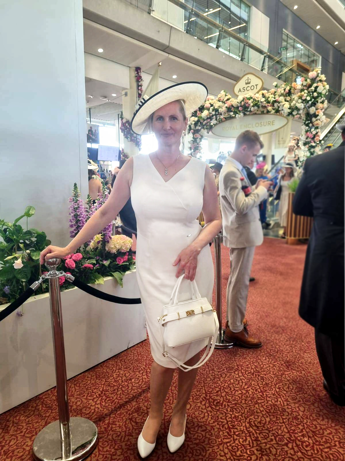 Jak się ubrać na wyścigi konne Royal Ascot? Stylizacja do Loży Królewskiej od De Marco
