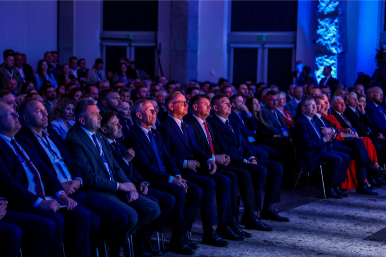 Rola kolorów w polityce, dyplomacji i biznesie. Moda dyplomatyczna i biznesowa