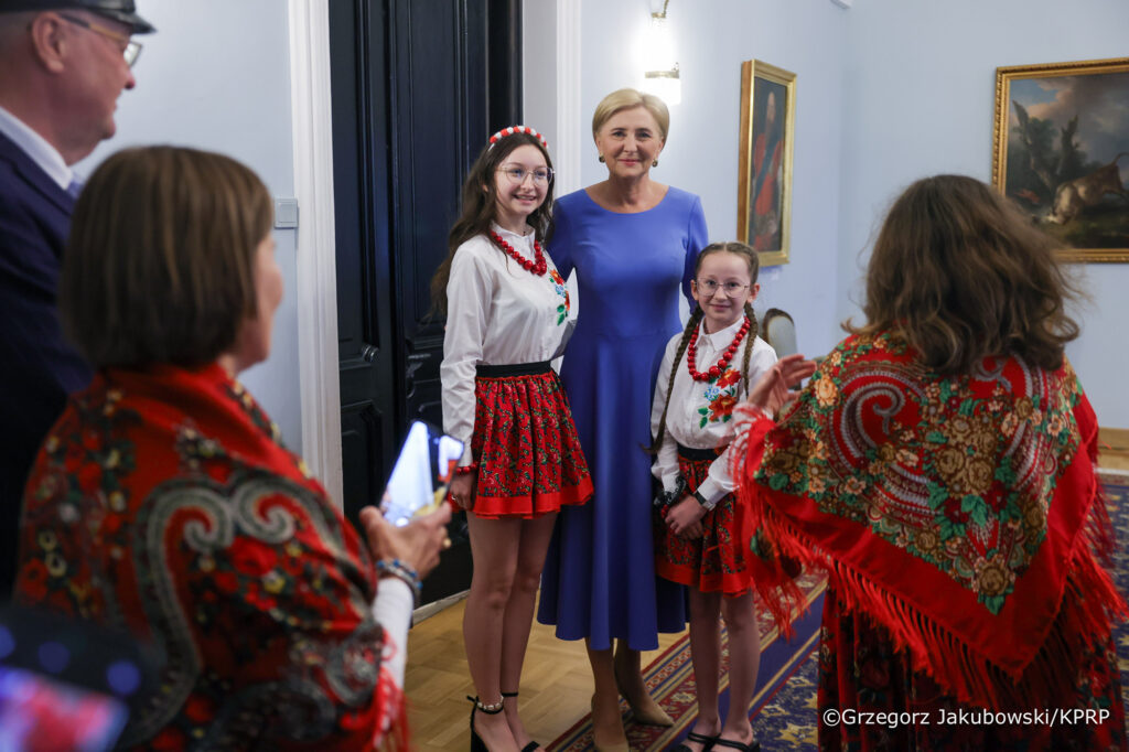 Kto ubiera Pierwsze Damy RP? Gdzie robi zakupy prezydentowa? Jakie sukienki ubiera Pierwsza Dama RP