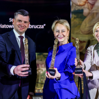 Szafirowa garsonka biznesowa De Marco – jeden kostium, wiele twarzy elegancji