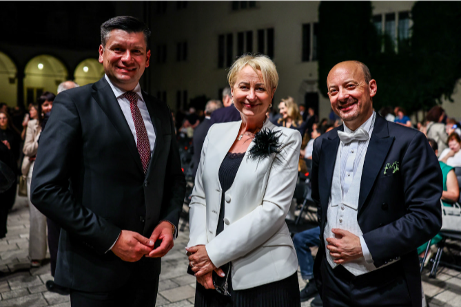 Elegancka kobieta, unikatowe stylizacje, ponad czasowy krój