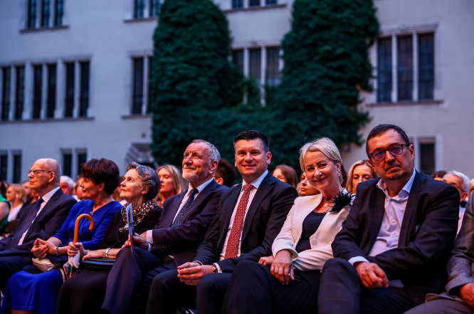 Klasyka i prestiż w królewskiej oprawie – stylizacja De Marco podczas wieczoru operowego na Wawelu, z udziałem przedstawicieli władz regionu. 