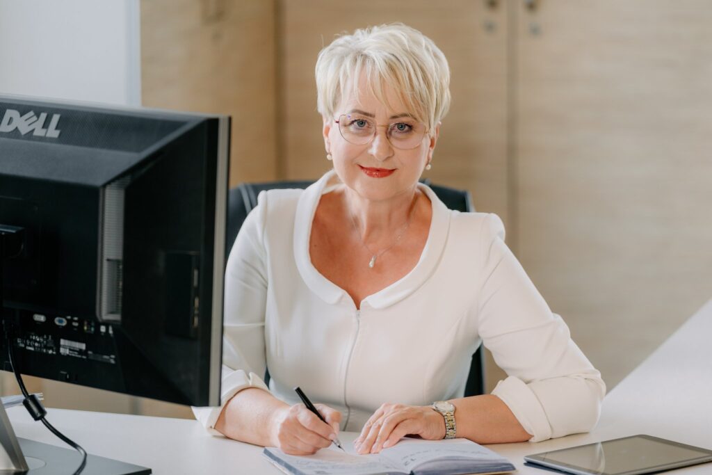 Eleganckie ubrania do biura dla kobiet na wysokim stanowisku. Polska marka odzieżowa De Marco
