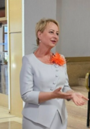 Moda z przesłaniem – Wizytowa garsonka De Marco podczas wystawy „Jan Paweł II. Człowiek i kultura”