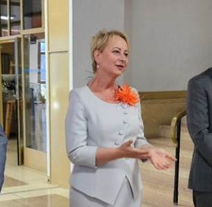 Moda z przesłaniem – Wizytowa garsonka De Marco podczas wystawy „Jan Paweł II. Człowiek i kultura”