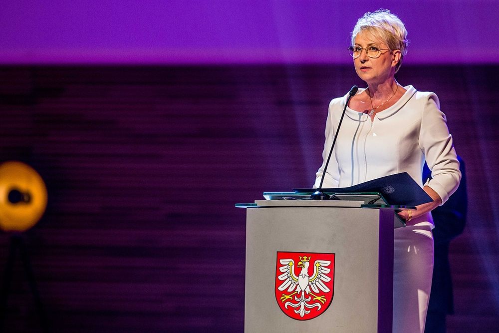 Eleganckie garsonki do pracy dla kobiet polityki, biznesu, nauki. Profesjonalna odzież dyplomatyczna i biznesowa na wykłady, prelekcje i występy publiczne