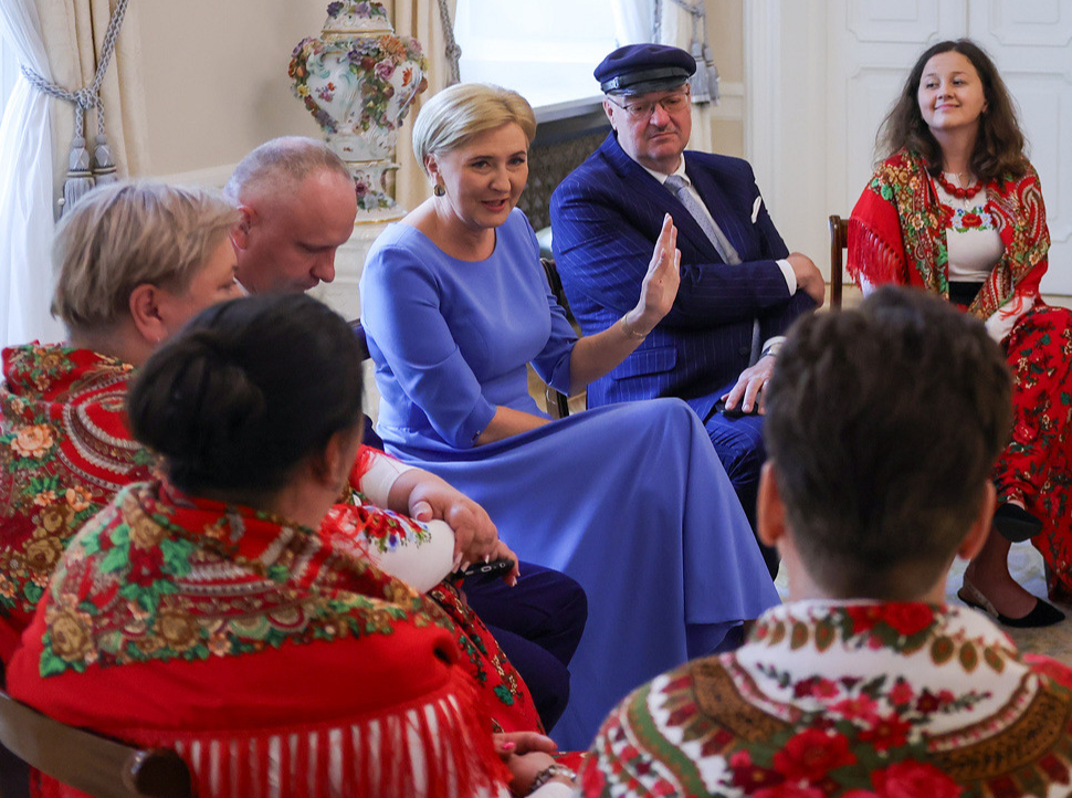 Elegancka niebieska sukienka wizytowa w stylu Pierwszej Damy RP Agaty Dudy