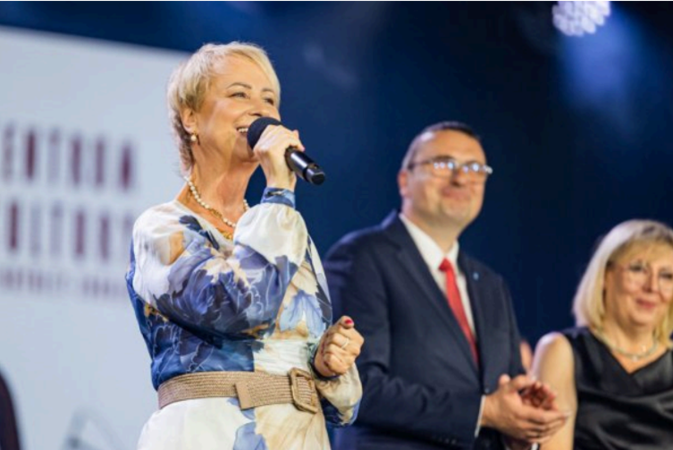Iwona Gibas w jedwabnej sukience z De Marco