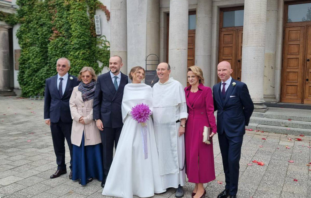 Najpiękniejsze polskie sukienki na wesele dla Mamy i Teściowej