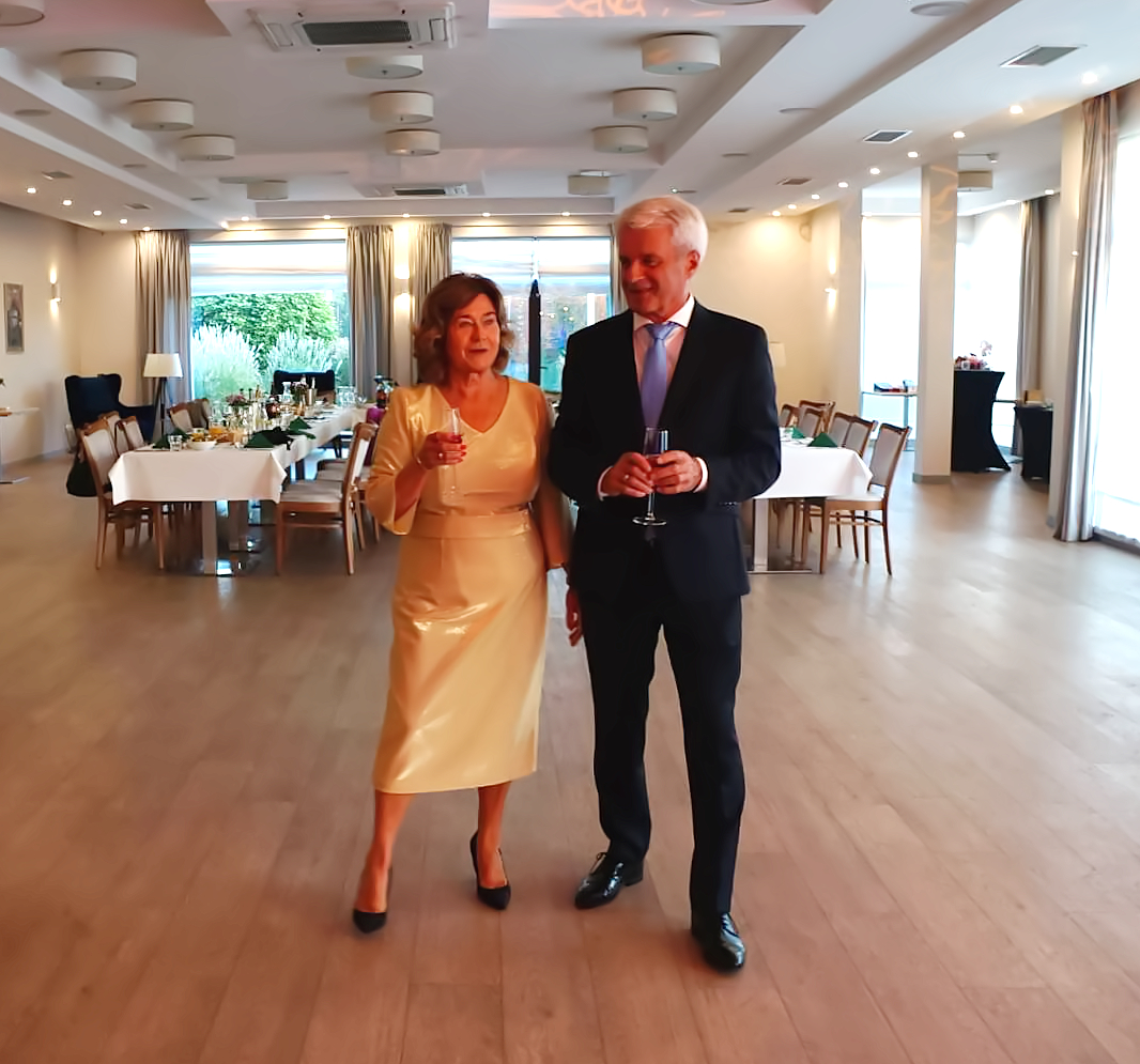 Złota sukienka wizytowa na wesele i jubileusz. Luksus szyty na miarę