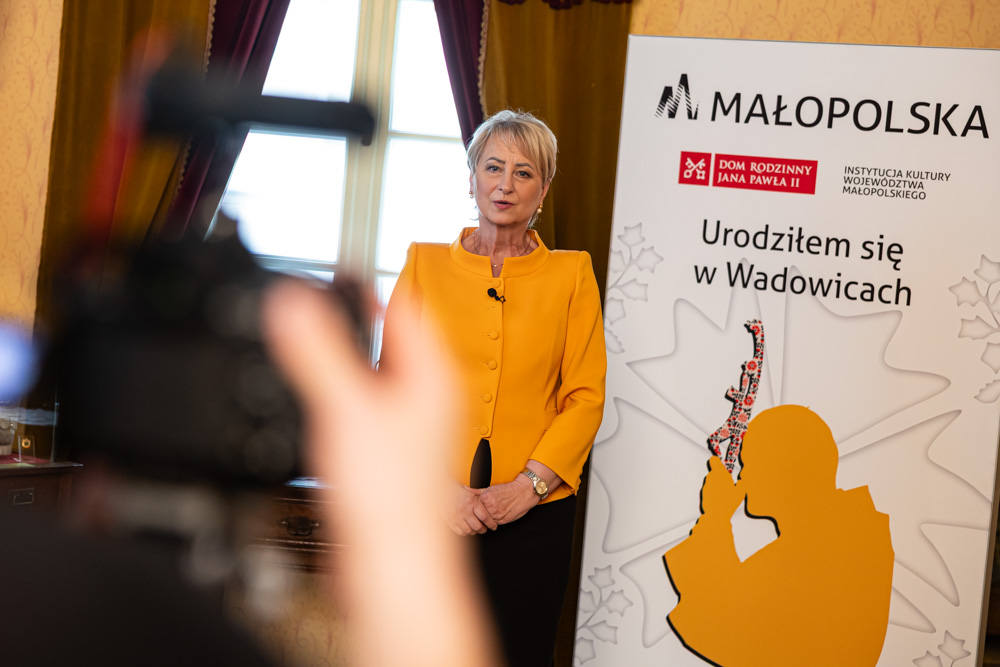 Miodowe odcienie żółtego w modzie wizytowej. Szyte na miarę kreacje De Marco dla kobiet sukcesu