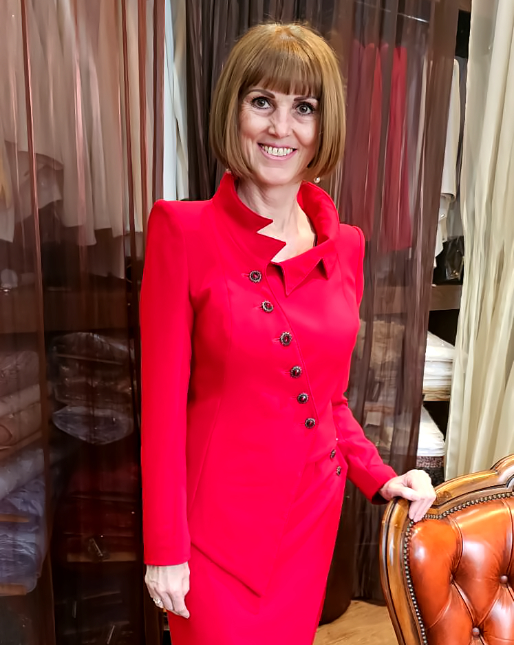 Potęga kobiecości w czerwieni. Modelująca garsonka dla Kobiety Sukcesu