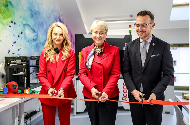 Energetyczna czerwień w służbie innowacji. Pani Iwona Gibas na otwarciu Fablabu w Chrzanowie