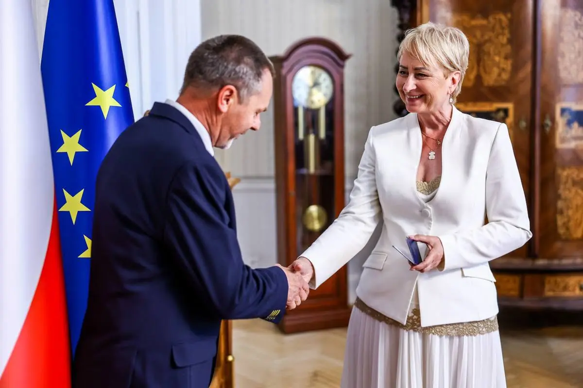 Jasne komplety damskie w biznesie i dyplomacji. Jak stylizować żakiet i spódnicę latem?