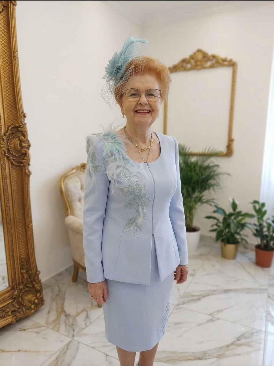 Ekskluzywna garsonka Siena De Marco. Jasnobłękitny komplet damski w iście arystokratycznym stylu