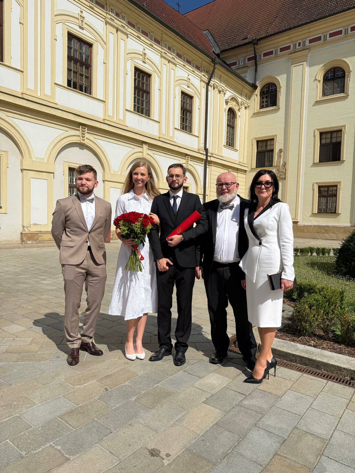 Klasyka black&white w wydaniu dyplomatycznym. Sukienka szyta na miarę od De Marco