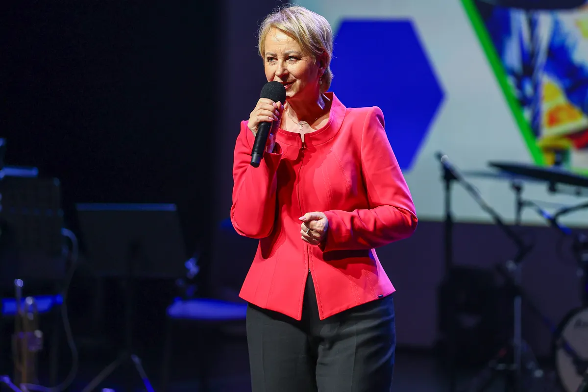 Profesjonalne stylizacje na konferencje i sympozja. Szyty na miarę czerwony komplet ze spodniami Astrid od De Marco