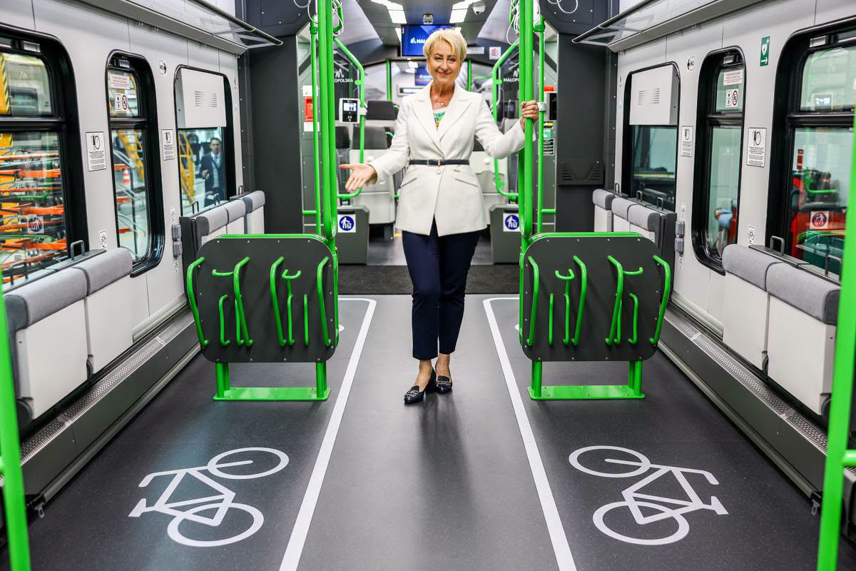 Jasne kolory w nowoczesnym biznesie. Modna marynarka damska De Marco na prezentacji nowego taboru Kolei Małopolskich