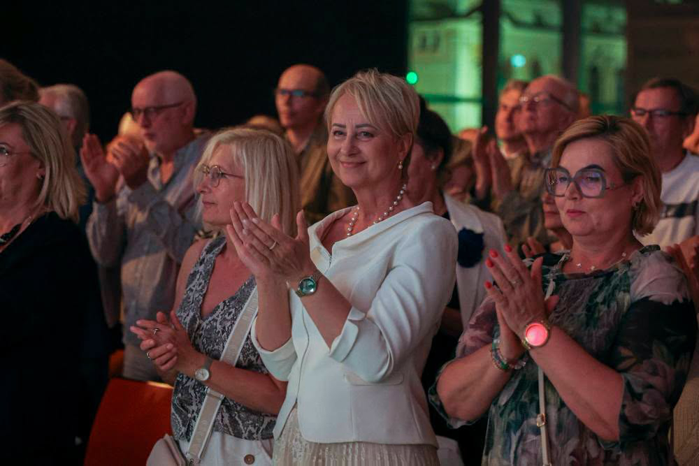 Śmietankowy żakiet De Marco na Festiwalu im. Jana Kiepury