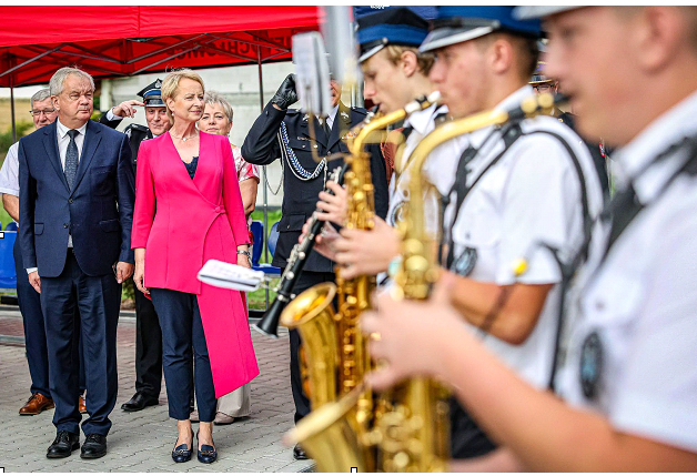 Marszałek Iwona Gibas w stylizacji De Marco. Czerwony płaszcz wizytowy idealny na jubileusz