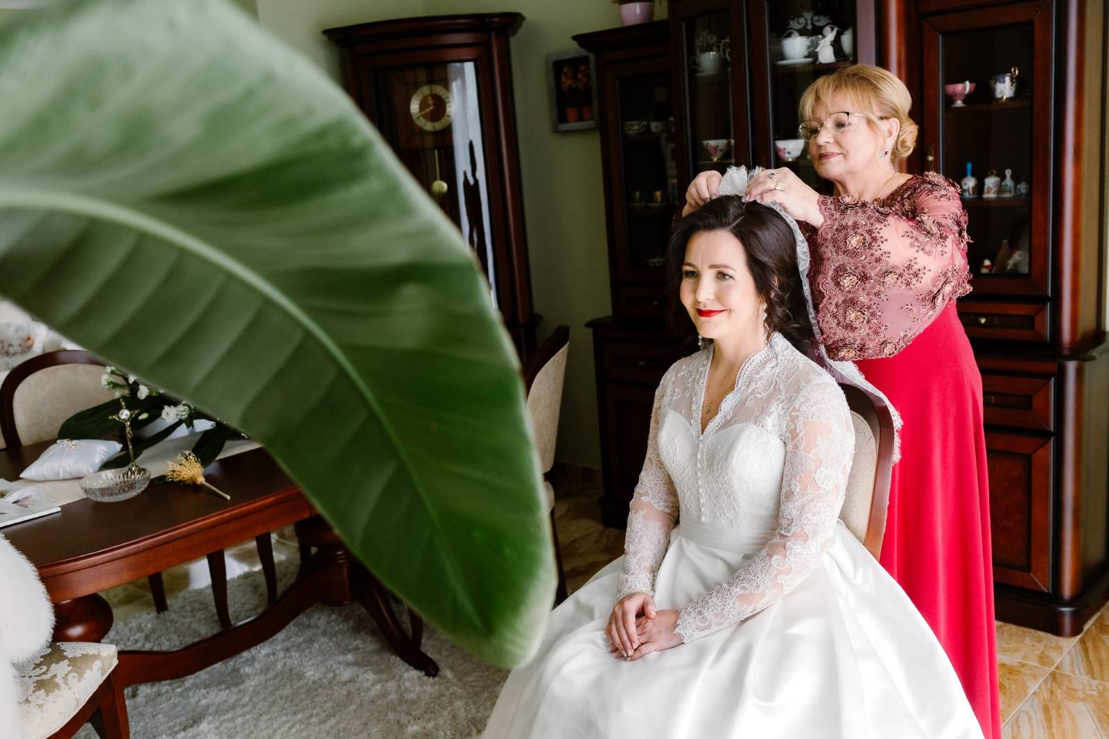 Królowa elegancji w czerwieni. Ekskluzywne suknie dla Mamy Wesela