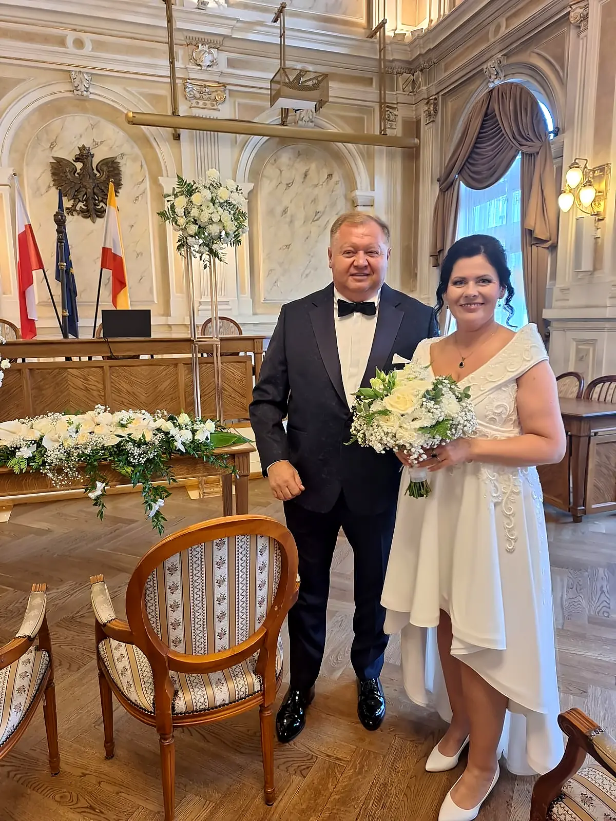 Pierwsze chwile na nowej drodze życia. Pani Młoda w dedykowanej, szytej na miarę asymetrycznej sukni ślubnej Atelier De Marco.